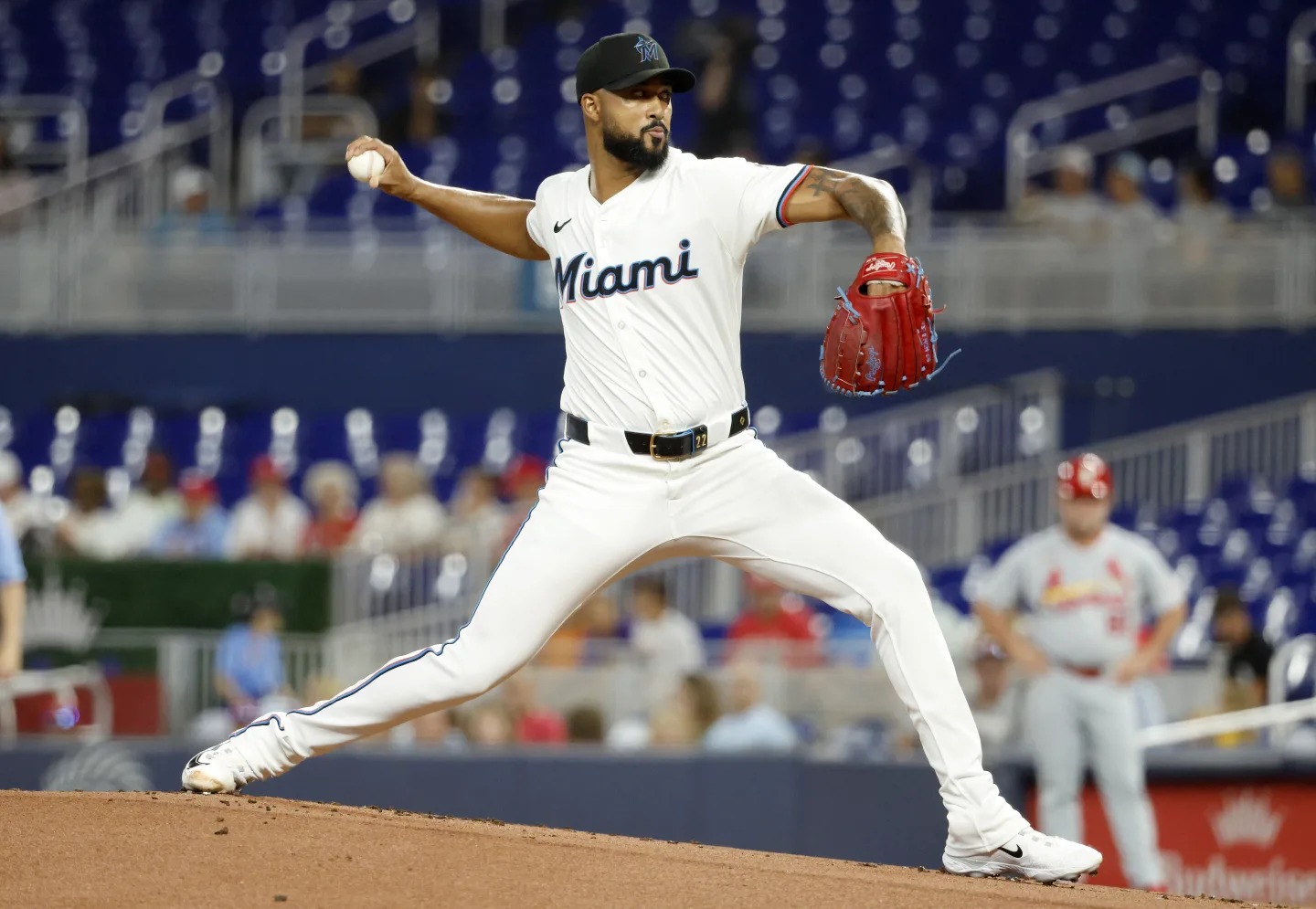 Sandy Alcántara lanza durante la primera entrada del encuentro contra los Cardenales.