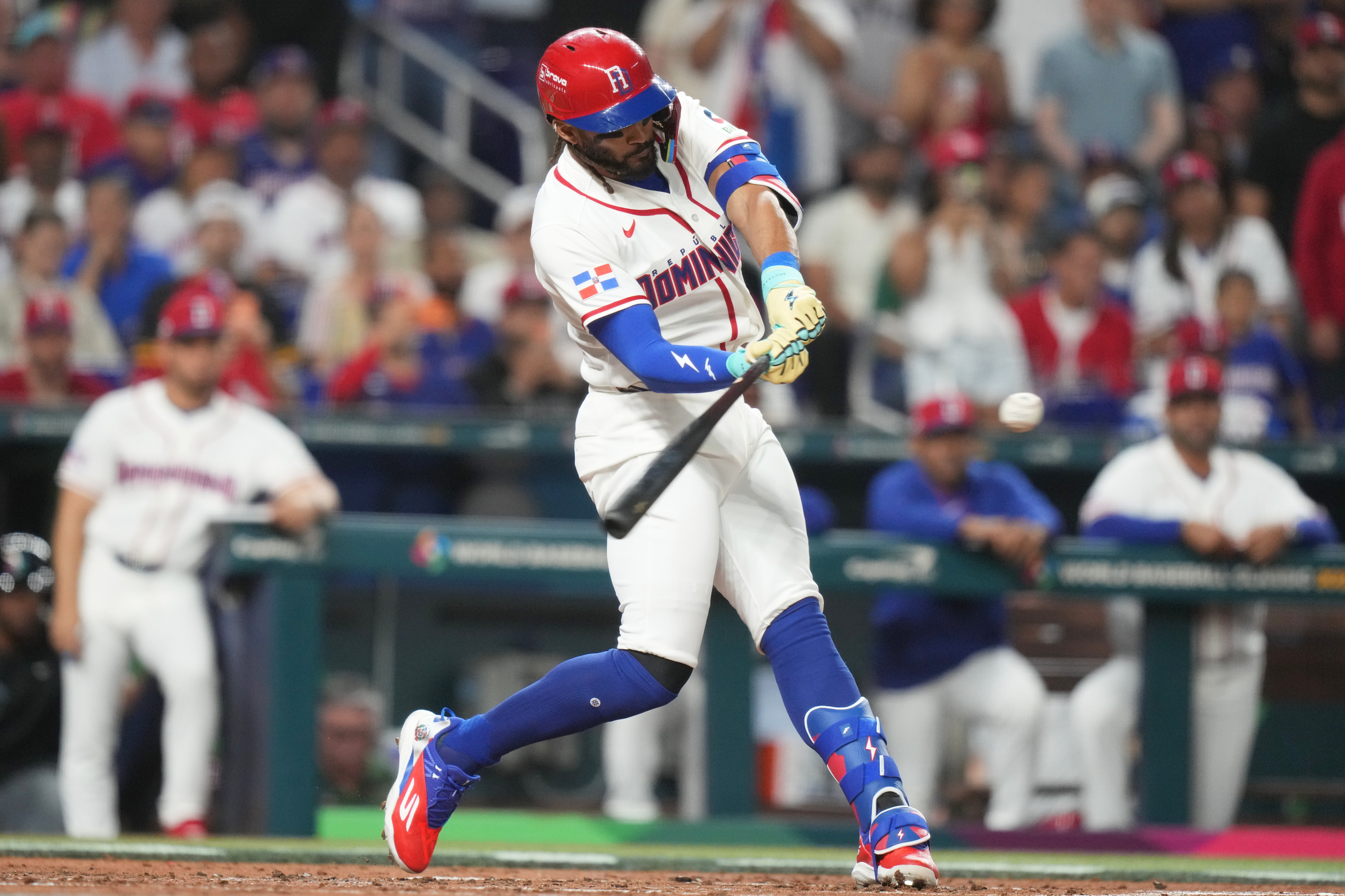 Fernando Tatis Jr., conecta un sencillo durante la primera entrada de un partido del Clásico Mundial de Béisbol contra Nicaragua, el viernes 6 de marzo de 2026.