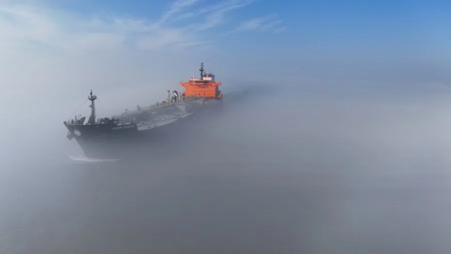 Vista de un buque petrolero que tuvo que desviarse para no pasar por el estrecho de Ormuz