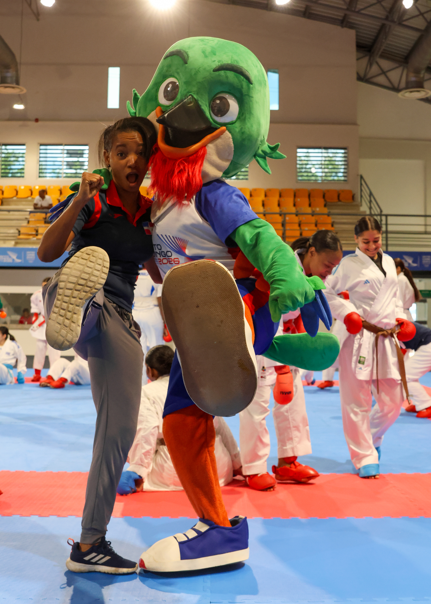 Ana mientras departía recientemente con Colí, la mascota oficial de los Juegos Centroamericanos y del Caribe 'Santo Domingo 2026'