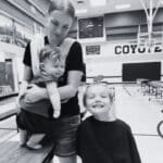 Andrea Clarice Davis junto a sus hijos (Foto fuente externa).