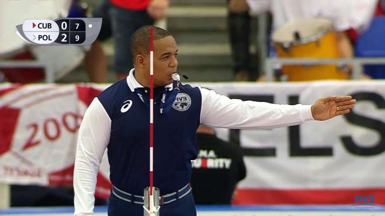 Yuri Ramírez mientras pitaba en la primera etapa de la Liga de Naciones de Voleibol en Canadá.