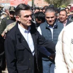 El presidente de Bolivia, Rodrigo Paz junto al ministro de Defensa, Ernesto Justiniano, llegan a un operativo para desbloquear una vía en el municipio de Carreras (Bolivia).