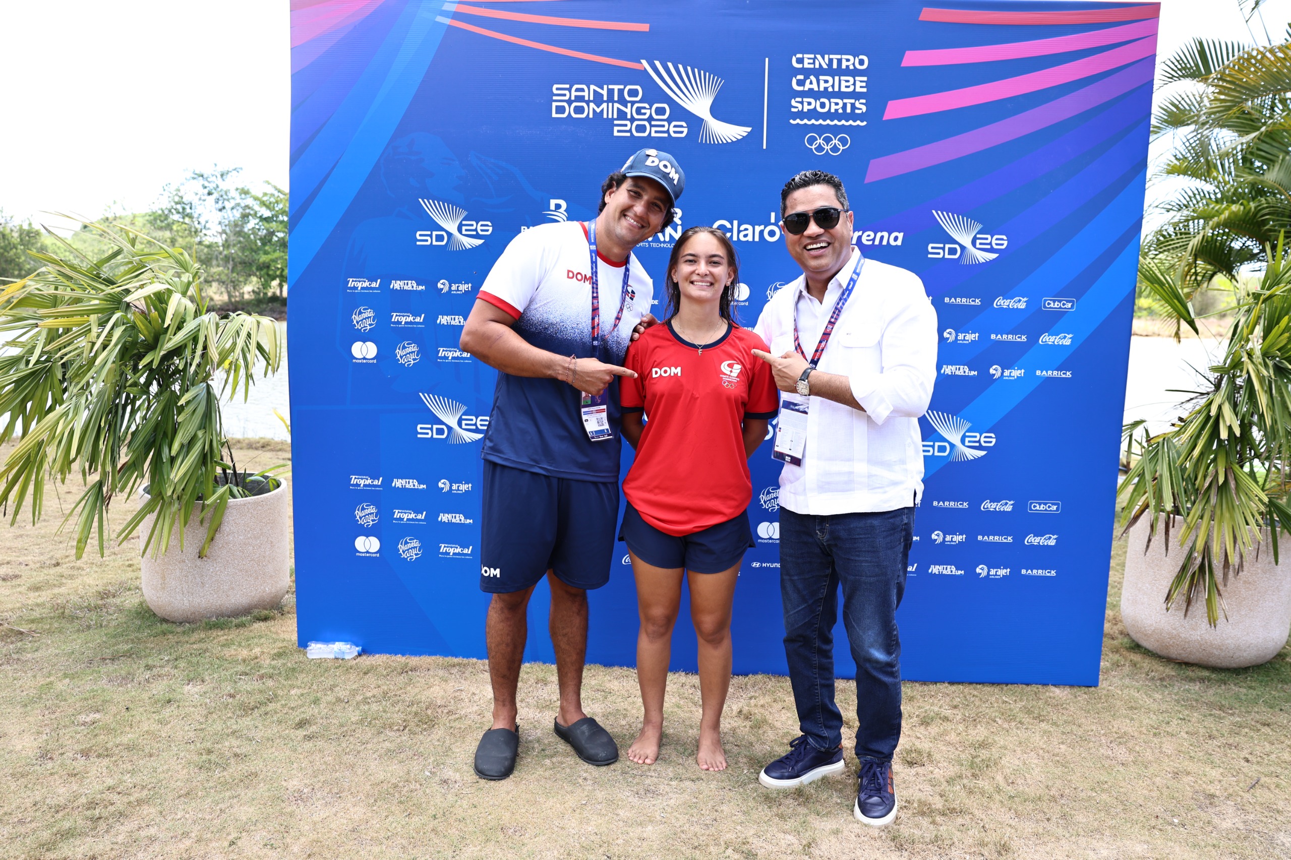El ministro de Deportes, Kelvin Cruz, en compañía de Robert y Francesca.