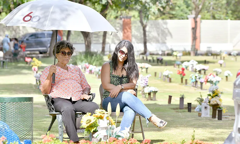 Familias en el cementerio