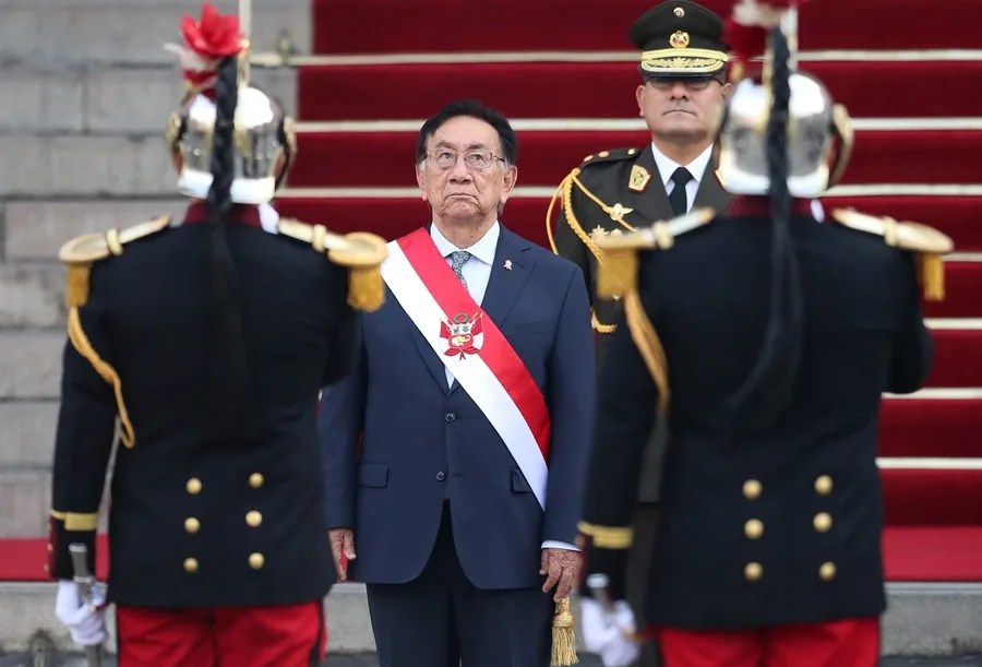 Perú vive su noveno cambio de presidente en diez años con la investidura de Keiko Fujimori