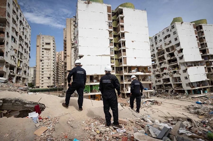 Rescatistas evaluando edificaciones afectadas en Venezuela