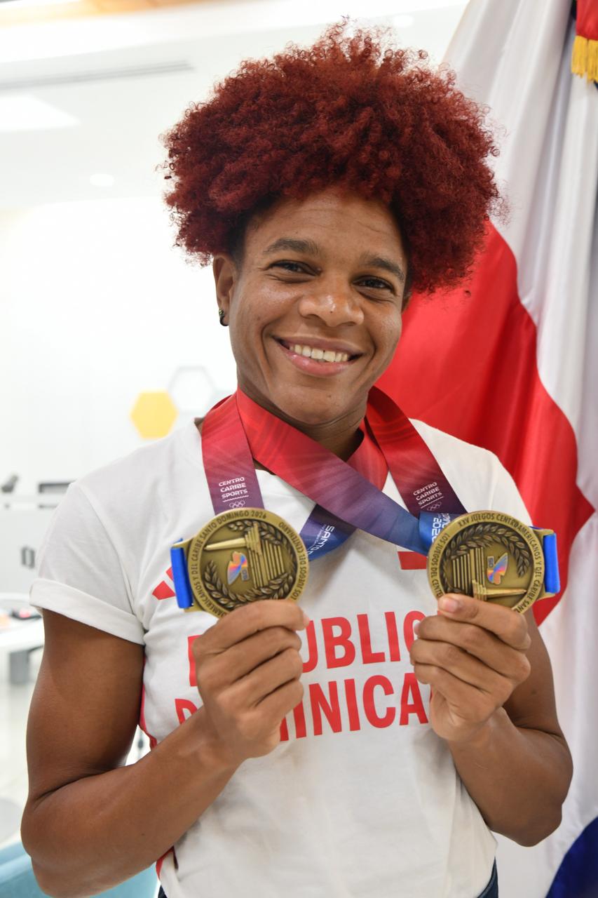 Una de las nuevas estrellas del atletismo regional muestra las dos preseas doradas que ganó en los relevos 4C100 y 4C400.