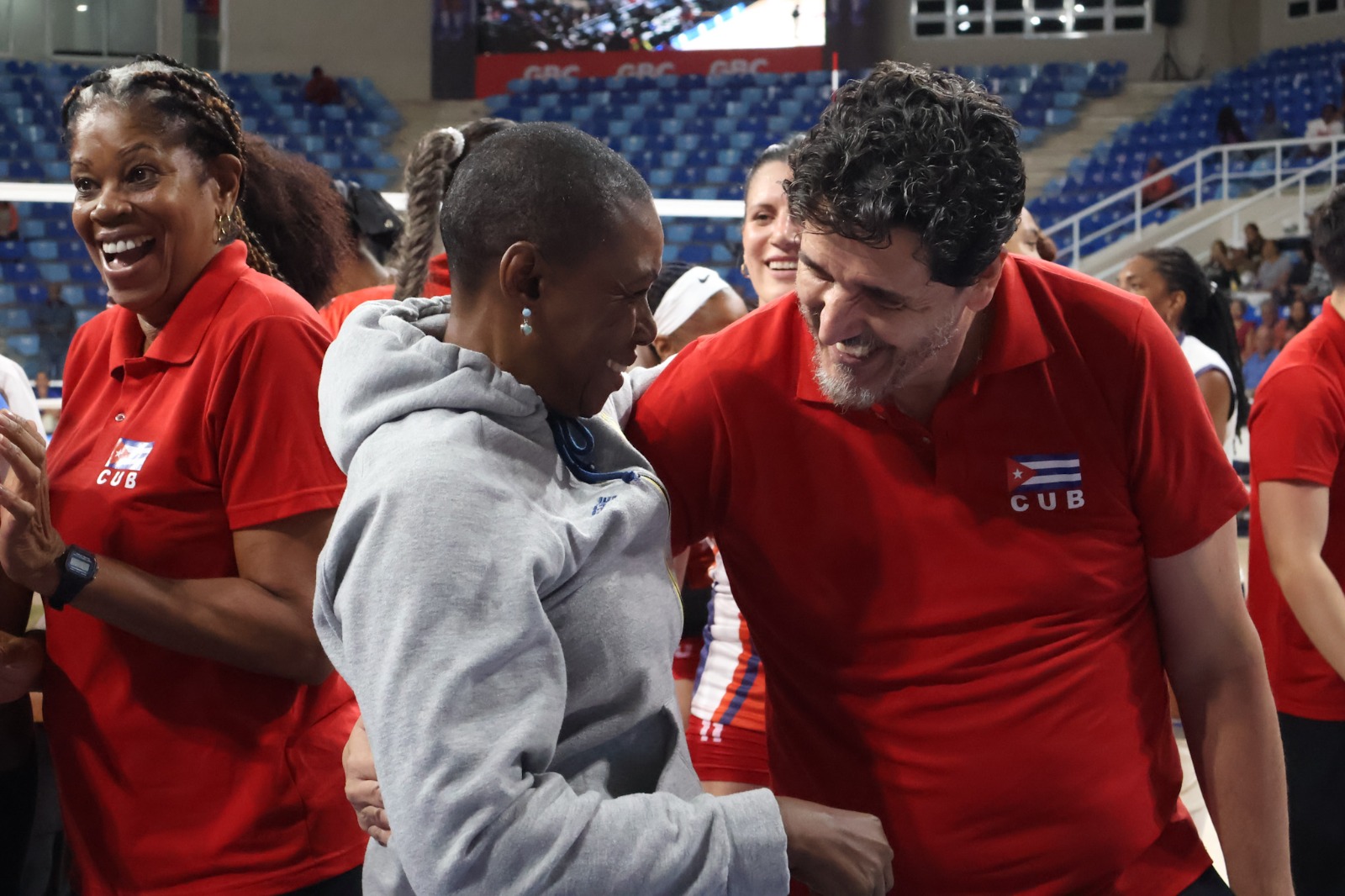 Luizomar De Moura, entrenador de Cuba, es felicitado por la leyenda del voleibol Mireya Luis.