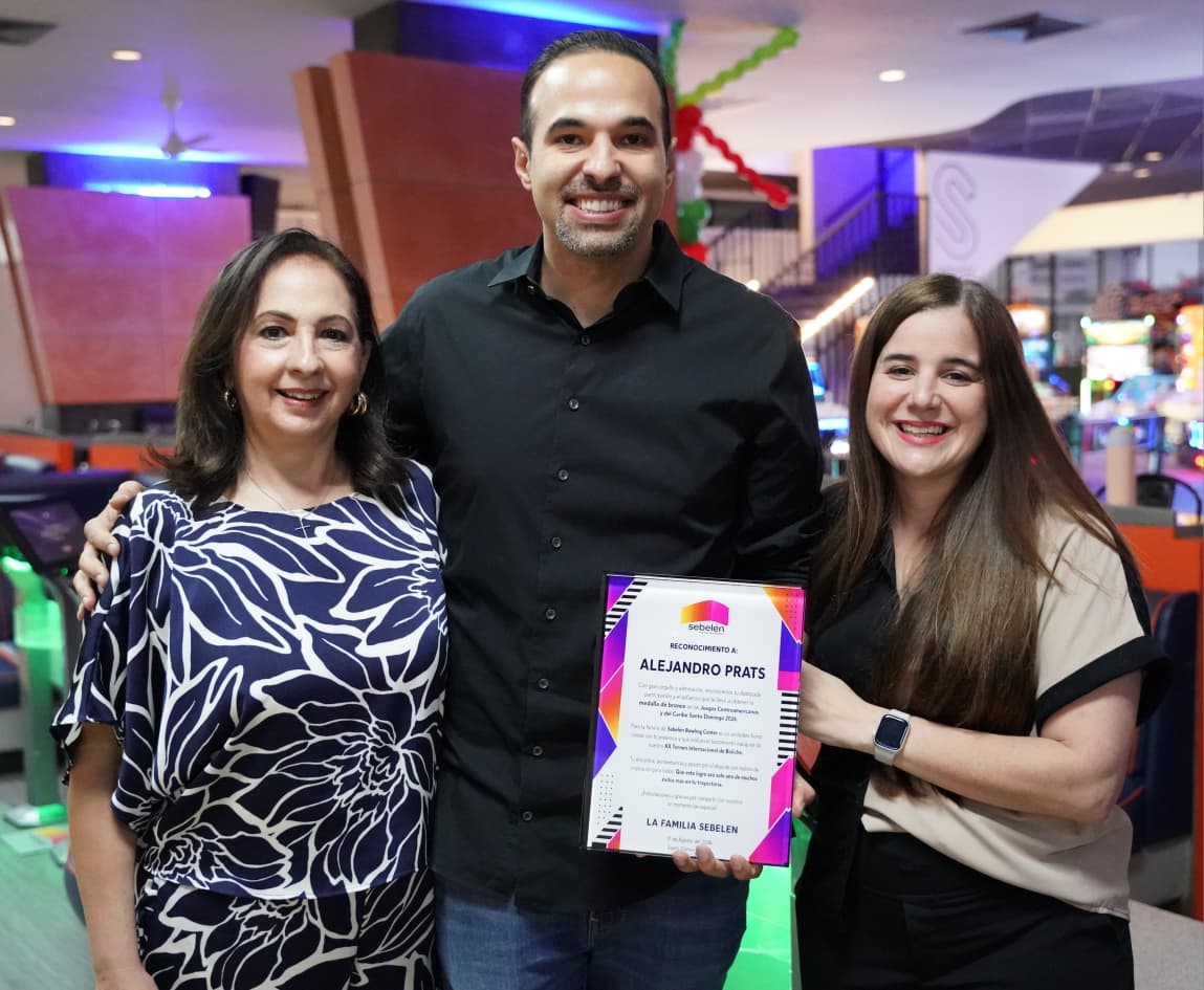 Alex, acompañado de su madre Bettina Morey y su esposa Carmen.