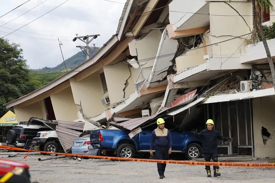 Socorristas caminan frente a una edificación afectada por el terremoto de magnitud 7,7 que sacudió el sureste de Panamá, el 9 de octubre, en Penonomé (Panamá).
